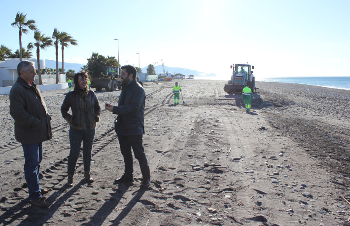 El Ayuntamiento reclama al Gobierno que construya, “de una vez”, los espigones para las playas motrileñas y no tire más dinero en mover arena
